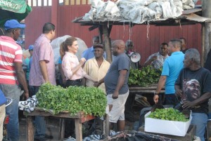 Carolina Mejía visita mercado de la Duarte y promete acciones