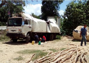 BARAHONA: Multitud saquea camión se volcó cargado de arroz BARAHONA: Multitud saquea camión se volcó cargado de arroz