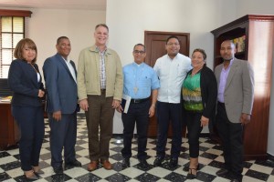 Funcionarios y sacerdotes tras el encuentro.