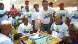 Inicia torneo dominó playero en Boca Chica
