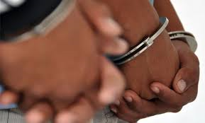 AZUA: Policía apresa a dos hombres con cuatro paquetes de cocaína