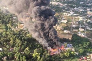 Fuego consume depósito de plásticos en Los Alcarrizos