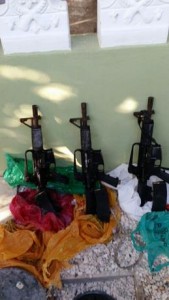 HIGüEY: Policía ocupa fusiles envueltos en fundas plásticas