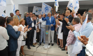 Miguel Vargas Maldonado pondera las cualidades políticas y personales de José Francisco Peña Gómez en el acto de recordación con motivo del 79 aniversario de su nacimiento. 