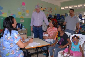 Cesar Prieto encabeza operativo médico y entrega comida M. Plata