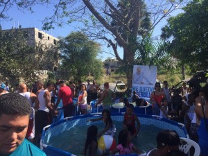 SANTIAGO: Moradores barrios de la zona sur disfrutan de piscinas