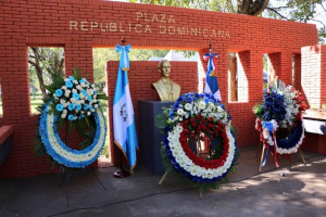 GUATEMALA: Depositan ofrendas en busto de Duarte