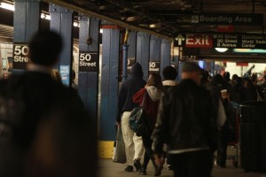 Aumentan delitos graves en trenes de NY