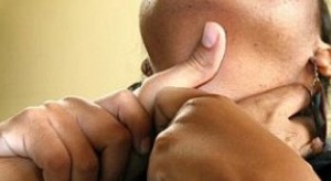 Un hombre estrangula a su hija de 12 años y embarazada en Los Mina