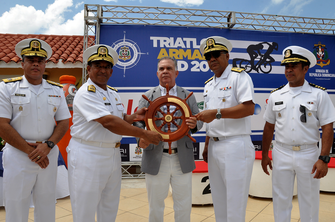 Garrido y González ganan el Triatlón de la Armada imagen