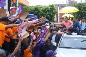 SANTIAGO: Abel Martínez se moviliza en distintos barrios