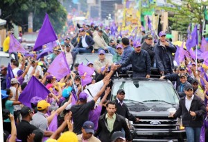 Medina recibe sólido respaldo en una marcha-caravana en Bonao