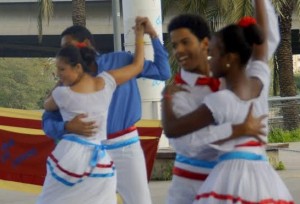 ESPAÑA: Danza folclórica RD en FNAC Arenas Barcelona