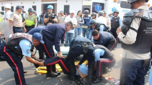 VENEZUELA: Dos policías muertos en protesta por aumento de pasajes VENEZUELA: Dos policías muertos en protesta por aumento de pasajes