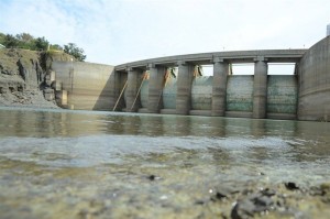 Lluvias aumentan caudal de presas; obligan a desplazar 135 personas