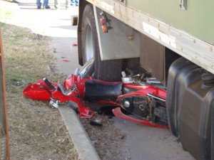 LA VEGA: Dos muertos y un herido deja choque motocicleta y camión
