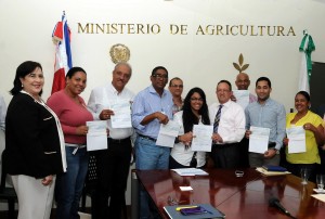 Agricultura entrega $522 millones para reparar vías de parcelas Agricultura entrega $522 millones para reparar vías de parcelas