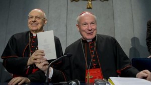 Papa acoge a divorciados; acepta uniones de hecho