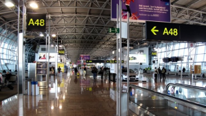 Despega del aeropuerto de Bruselas primer avión de pasajeros tras reapertura Despega del aeropuerto de Bruselas primer avión de pasajeros tras reapertura