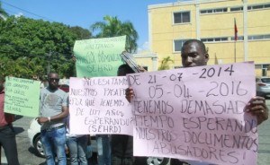 Universitarios haitianos protestan frente a embajada Santo Domingo