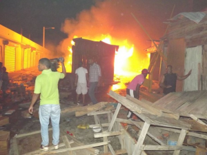 DAJABON: Fuego destruye pabellón del Mercado Binacional