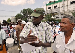 Haitianos exigen embajada devuelva documentos y dinero