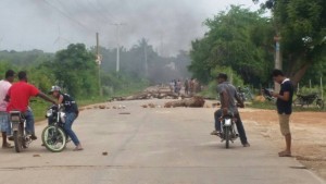 PEDERNALES: Queman neumáticos contra apagones PEDERNALES: Queman neumáticos contra apagones