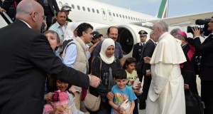 El papa regresó con 12 refugiados que mantendrá el Vaticano