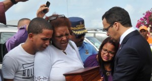 Canciller recibe restos y otros afectados por sismo  Ecuador