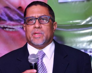 Anuncian seguro médico gratis y viviendas a bajo costo