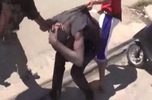 Multitud intenta linchar hombre obligó a sus hijas a ingerir veneno Multitud intenta linchar hombre obligó a sus hijas a ingerir veneno