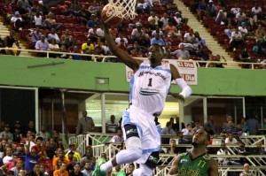 Mauricio Báez tritura 97-51 San Carlos en basket DN