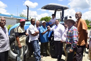 MONTA PLATA: Gobierno entrega tractor a ganaderos