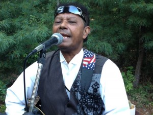 Muere “El Cantor del Barrio” Julio Ángel Familia