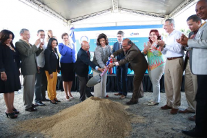 Margarita da primer picazo para la construcción del Hemocentro