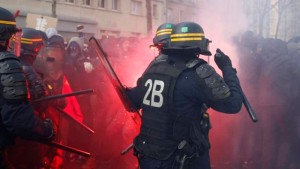 Policías y civiles heridos durante protestas en Francia