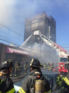 Se incendia edificio comercial en Queens Se incendia edificio comercial en Queens