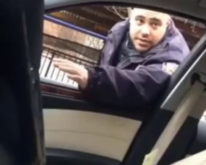 Suspende policía culpó a De Blasio por multa de tránsito