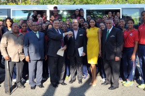 Presidente dona autobús a selecciones de voleibol