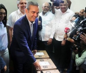 Abinader votó a las 10:00 de la mañana en el colegio Babeque