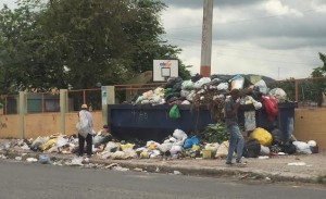 Este contenedor repleto de basuras está, como testimonio fiel, justo en el lugar por donde Rafael L. Trujillo, caminaba en su natal ciudad de San Cristóbal.
