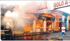 LA VEGA: Investigan fuego que afectó a 200 negocios del mercado