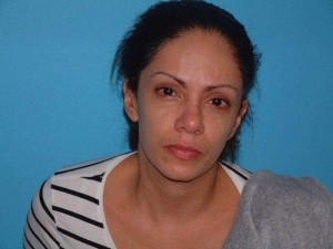 Traen a EU bailarina apuñaló compañera y huyó a RD