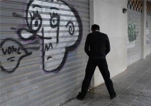 NYC planea reducir costo de multas por orinar en la calle