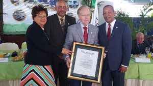 Pepín Corripio recibe reconocimiento del club Los Prados