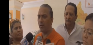 Desconocidos tirotean vehículo de candidato a senador por Azua