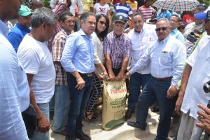 SANTIAGO RODRIGUEZ: IAD entrega abono a productores