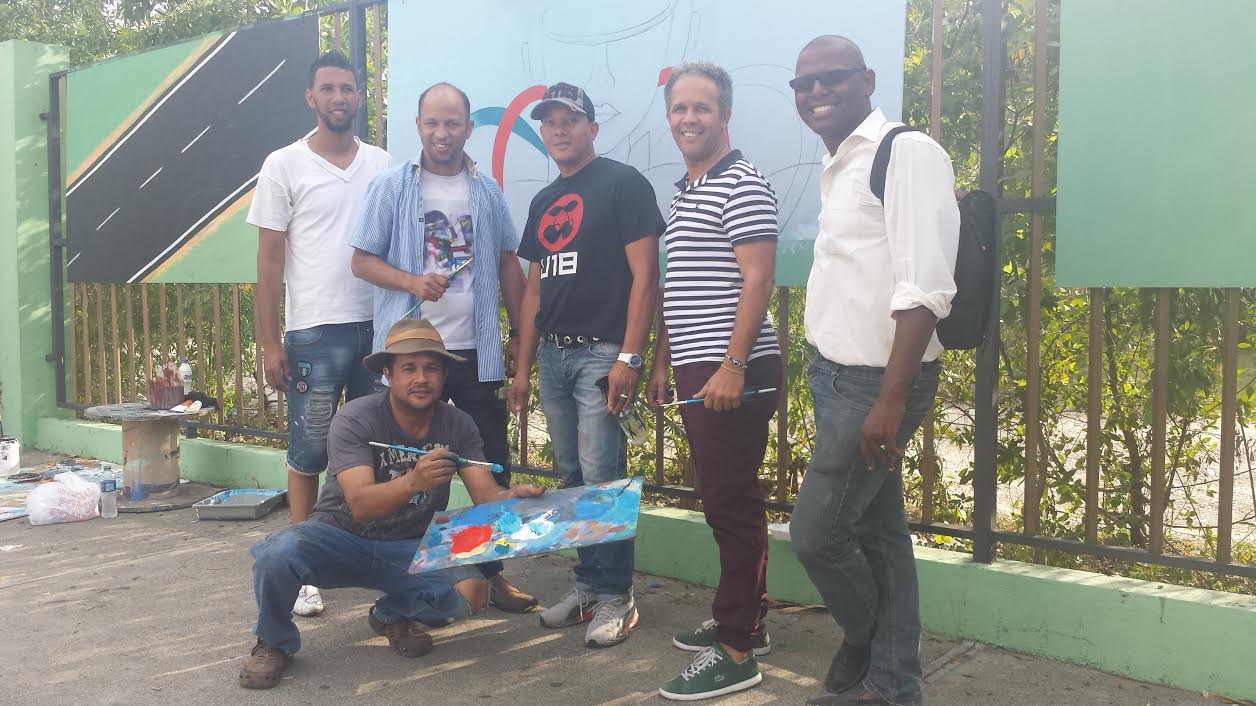 Artistas pintan gran mural en verja Estadio Olímpico imagen