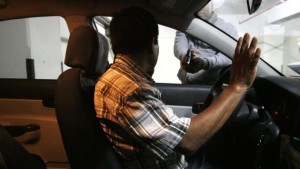 BARAHONA: Sujetos tiran objetos en la vía para asaltar choferes