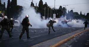 GRECIA: Protesta violenta contra propuestas austeridad